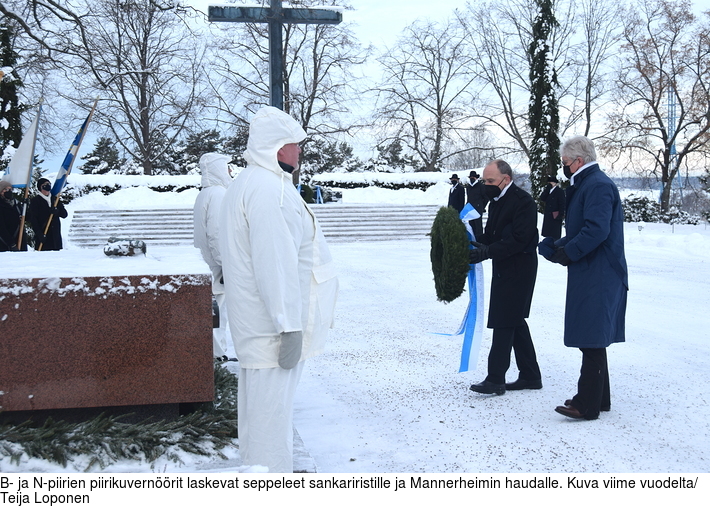 B- ja N-piirien piirikuvernrit laskevat seppeleet sankariristille ja Mannerheimin haudalle. Kuva viime vuodelta/ Teija Loponen