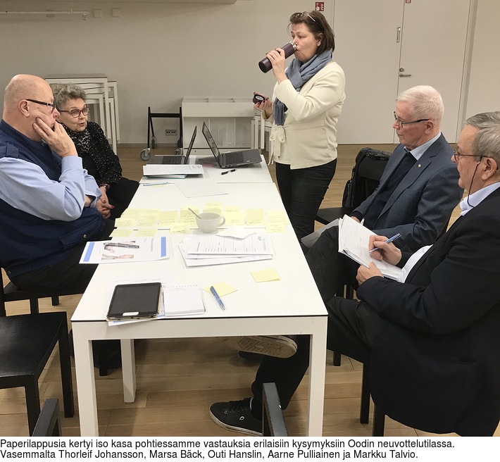 Paperilappusia kertyi iso kasa pohtiessamme vastauksia erilaisiin kysymyksiin Oodin neuvottelutilassa. Vasemmalta Thorleif Johansson, Marsa Bck, Outi Hanslin, Aarne Pulliainen ja Markku Talvio.