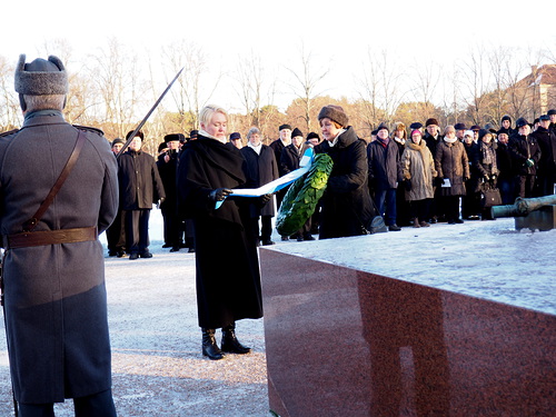 Suomen Marsalkan hautapaadelle seppeleen laskivat B-piirin kuvernri Sanna Mustonen ja varapiirikuvernri Kristiina Jntti.
