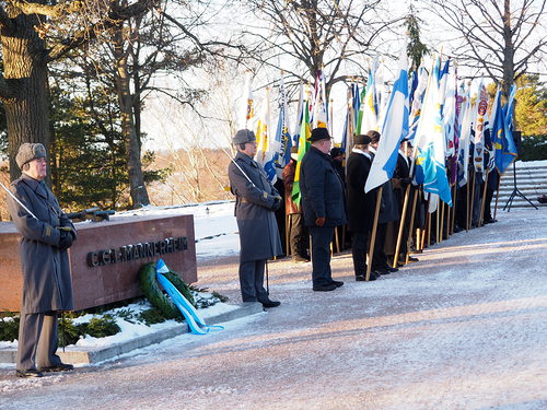 Suomen Marsalkka Mannerheimin hautapaasi kunniavartioineen sek kunniakynnin lippulinna.
