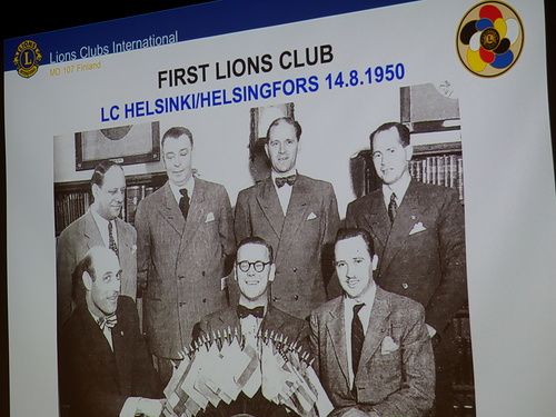 PID Harri Ala-Kulju kertoi Lions-toiminnan historiasta ja yhdest tunnetuimmasta rahankeruuaktiviteetista, Punaisesta Sulasta.  Ensimminen Lions-klubi, LC Helsinki-Helsingfors, perustettiin Helsinkiin vuonna 1950.