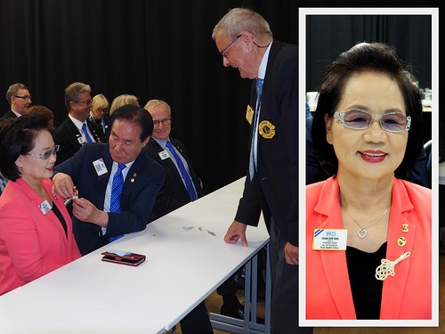 PDG Markku Talvio lahjoitti kv-presidentti Choin puolisolle Seung-Bok Yanglle mattopiiskapinssin muistoksi vierailusta Suomessa ja tll Iiris-keskuksessa.