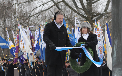 Sankariristille seppeleen laskivat B-piirin kuvernri Kari Evsoja ja 1. varapiirikuvernri Emilia Talvisaari.