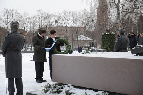 N-piirin kuvernri Veikko Teerioja ja 1. varapiirikuvernri Aarne Kivioja laskivat seppeleen Marsalkka Mannerheimin hautapaadelle.