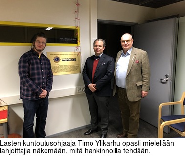 Lasten kuntoutusohjaaja Timo Ylikarhu opasti mielelln lahjoittajia nkemn, mit hankinnoilla tehdn.