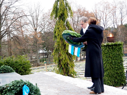 Sankariristille seppeleen laskivat B-piirin kuvernri Hannu Saarnilehto ja 2. varapiirikuvernri Kristiina Jntti.