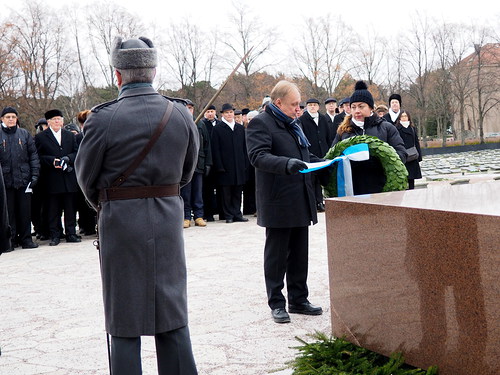 Marsalkka Mannerheimin hautapaadelle seppeleen laskivat N-piirin kuvernri Timo Auranen ja 2. varapiirikuvernri Jenni Luomala.