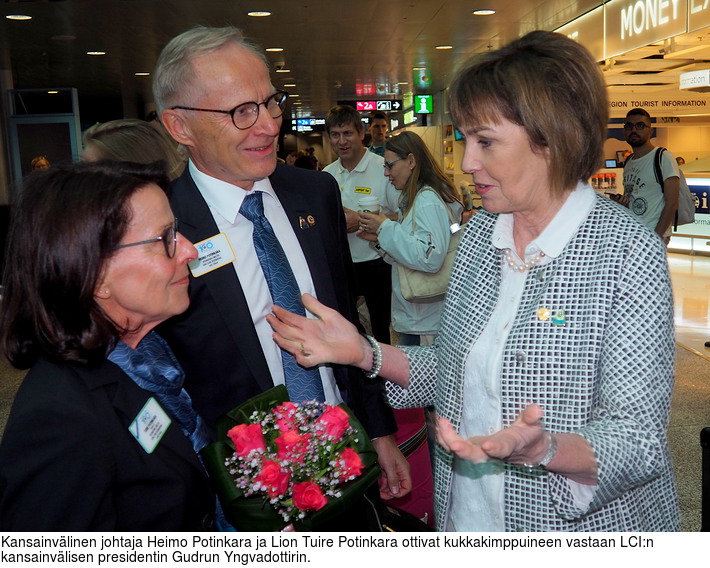 Kansainvlinen johtaja Heimo Potinkara ja Lion Tuire Potinkara ottivat kukkakimppuineen vastaan LCI:n kansainvlisen presidentin Gudrun Yngvadottirin.