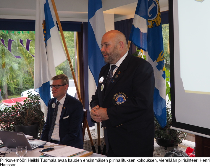 Piirikuvernri Heikki Tuomala avaa kauden ensimmisen piirihallituksen kokouksen, vierelln piirisihteeri Henri Hansson.
