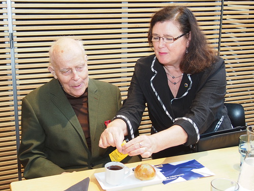 Piirisihteeri Marica Hmlinen palvelemassa seminaarissa veteraania, 1960 ja 1970 -luvuilta tunnettua visailumestaria, 95-vuotiasta Keijo Virtamoa.
