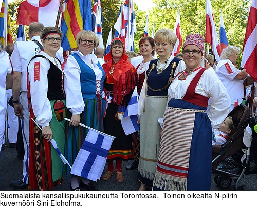 Suomalaista kansallispukukauneutta Torontossa.  Toinen oikealta N-piirin kuvernri Sini Eloholma.