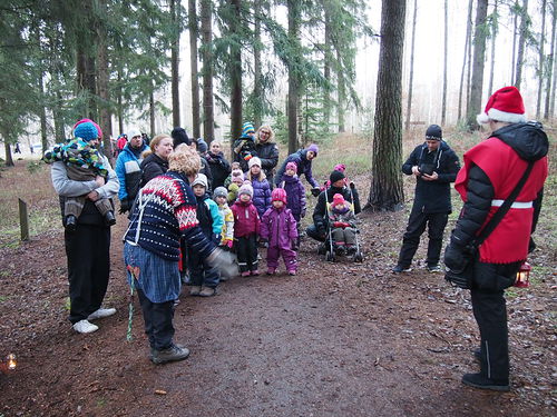 Peikko toivotti lapset tervetulleiksi metsn siimekseen.