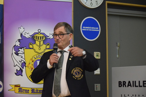 Piirikuvernri Pekka Taskinen toi terveiset Bostonin kokouksesta, johon oli osallistunut 11 000 lionia monista eri maista.