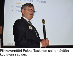 Piirikuvernri Pekka Taskinen sai tehtvn kuuluvan sauvan.