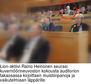 Lion-aktiivi Raino Heinonen seurasi kuvernrineuvoston kokousta auditorion takaosassa kirjoittaen muistiinpanoja ja vaikutelmiaan lpprille.