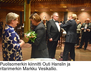 Puolisomerkin kiinnitti Outi Hanslin ja ritarimerkin Markku Vesikallio.