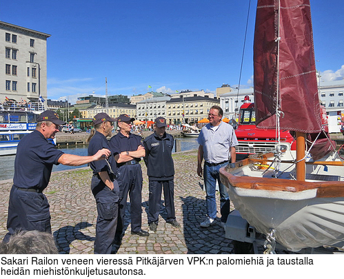 Sakari Railon veneen vieress Pitkjrven VPK:n palomiehi ja taustalla heidn miehistnkuljetusautonsa.