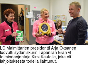 LC Malmittarien presidentti Arja Oksanen luovutti sydniskurin Tapanilan Ern vt toiminnanjohtaja Kirsi Kautolle, joka oli lahjoituksesta todella ilahtunut.