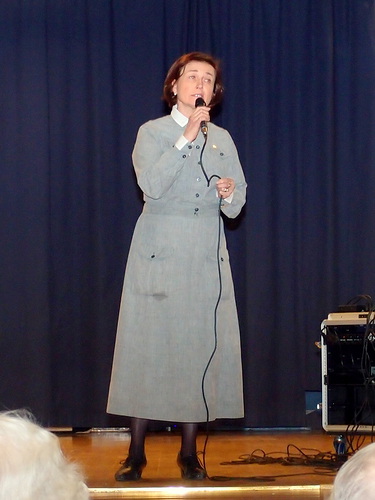 Konsertin juontajana toimi Tuija Sauras lottapuvussa.