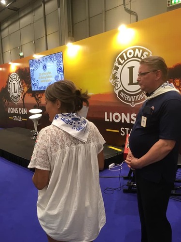 Hankekoordinaattori Karoliina Vilander ja PDG Tiitus Tuohikorpi kertomassa hankkeesta Lions for Cleanwaters.