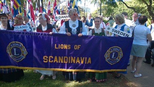 Skandinavian banderollin takana toisena vasemmalta Suomen CC:n (2015-2016) puoliso Taru Rytknen.