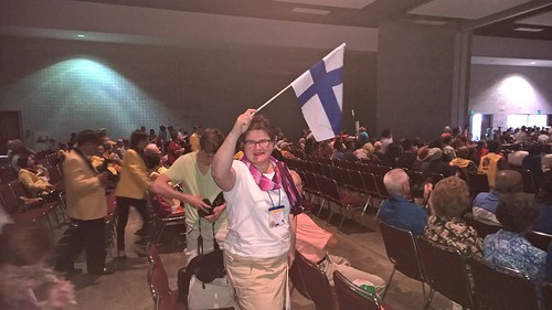 Uuden piirihallituksen Leo-johtaja Anne-Mari Brlund (LC Finlandia) ohjaa lippua heiluttaen suomalaisia oikeille paikoille Conventionissa. 