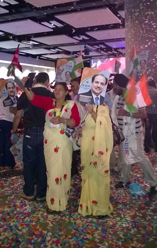 Toiseksi kv-varapresidentiksi valittiin intialainen Naresh Aggarwal. Vaalitilanne oli todellinen, vaikka kuvassa onkin ainoastaan valituksi tulleen Nareshin julisteita. Kuva edellisen pivn vaalikampanjan "hulabaloosta". Kuva Marja-Leena Turunen.